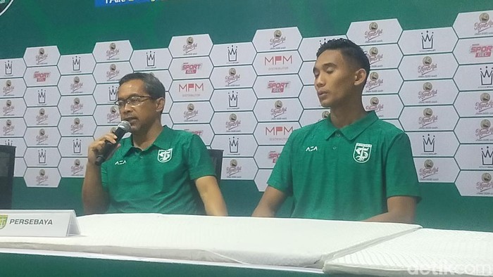 Pelatih Persebaya Aji Santoso saat menyampaikan catatan-catatan