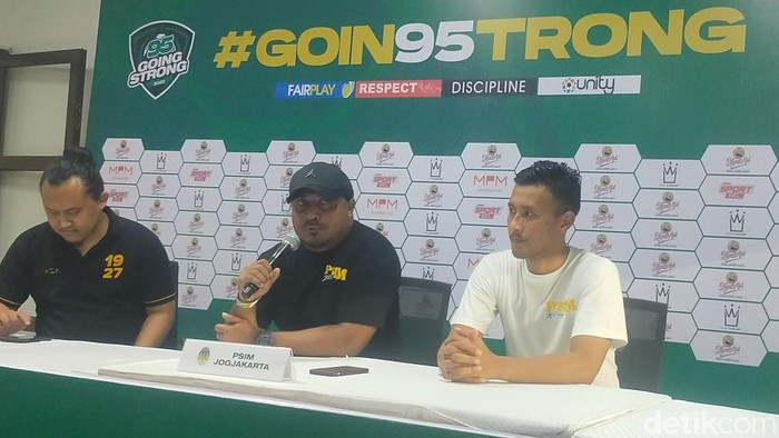Pelatih PSIM Jogyakarta Imran Nahumarury saat menyampaikan kesan setelah bertanding dengan Persebaya