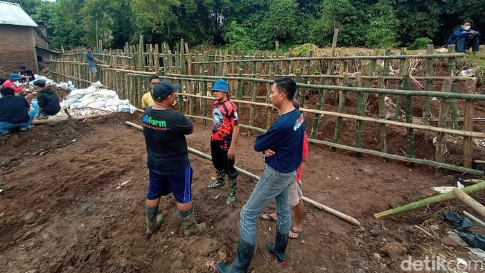 Pembuatan tanggul sementara di Sungai Suatu, Desa Bulumanis Kidul, Kecamatan Margoyoso, Pati, Minggu (17/7/2022).