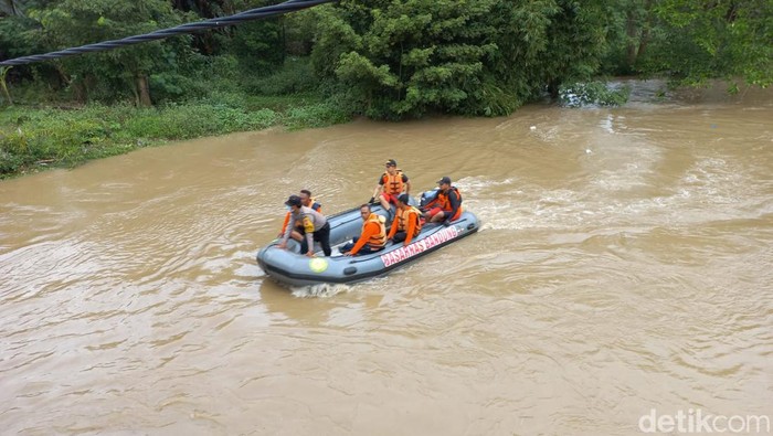 Pencarian ABG tenggelam di Sungai Ciwaringin Cirebon.