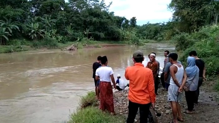 Pencarian bocah hilang di Sungai Cisimeut, Lebak, Banten