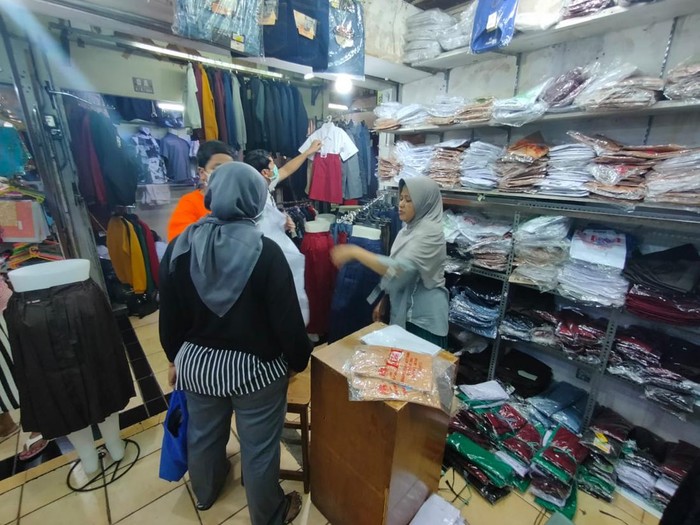 penjual perlengkapan sekolah di Darmo Trade Center (DTC) Surabaya