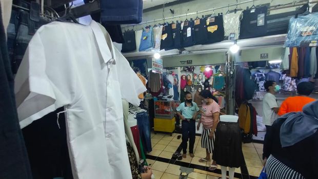 penjual perlengkapan sekolah di Darmo Trade Center (DTC) Surabaya