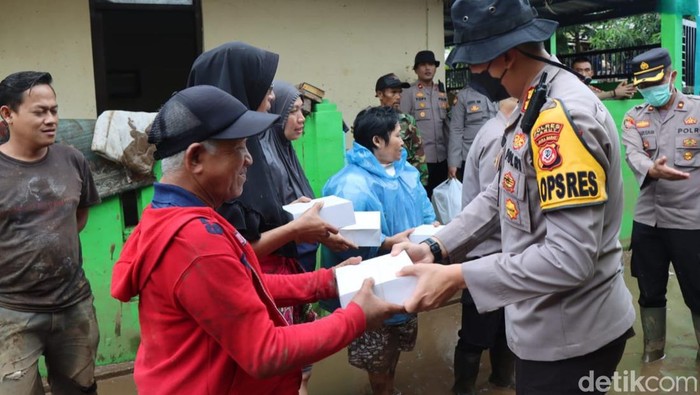 Penyaluran bantuan makanan kepada korban banjir bandang Garut.