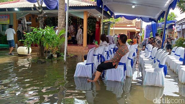 Pesta pernikahan warga Pedurungan, Semarang, digelar di tengah banjir, Minggu (17/7/2022).
