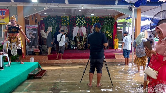Pesta pernikahan warga Pedurungan, Semarang, digelar di tengah banjir, Minggu (17/7/2022).