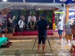 Pernikahan Warga Semarang di Tengah Banjir, Pengantin: Seperti Waterpark