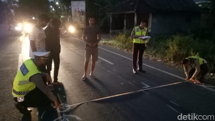Polisi melakukan olah TKP kecelakaan maut di Raya Wonorejo, Pasuruan.