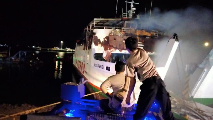 Proses evakuasi korban KMP Nusa Penida di Pelabuhan Dukuh Raya saat melakukan perbaikan atau docking, Sabtu malam (16/7/2022).