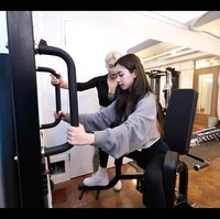 Terbukti konsisten. Dia telah dilatih personal trainer-nya sejak menjalani masa trainee. Sebelum debut bersama aespa. Foto: dok. Viu