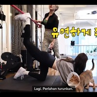 Dalam acara televisi The Manager, Karina aespa terlihat fokus saat melatih kekuatan tubuh bagian bawah. Dia melanjutkan sesi olahraga dengan planking. Dengan keadaan salah satu kakinya mengangkat beban. Foto: dok. Viu