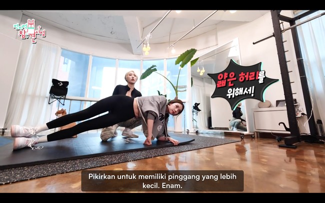 Personal trainer pun terkejut dengan kemampuannya yang memiliki tubuh mungil. Bak model, Karina aespa memiliki tinggi badan 167,8 cm dan berat badan 45 kg. Foto: dok. Viu