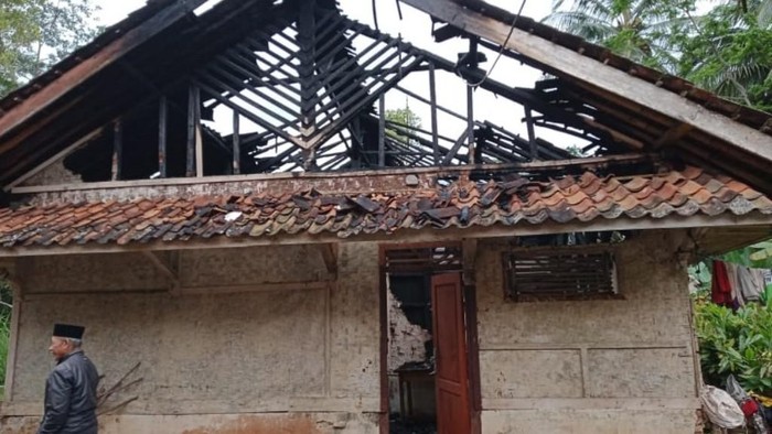 Rumah warga yang terbakar di Ciamis.
