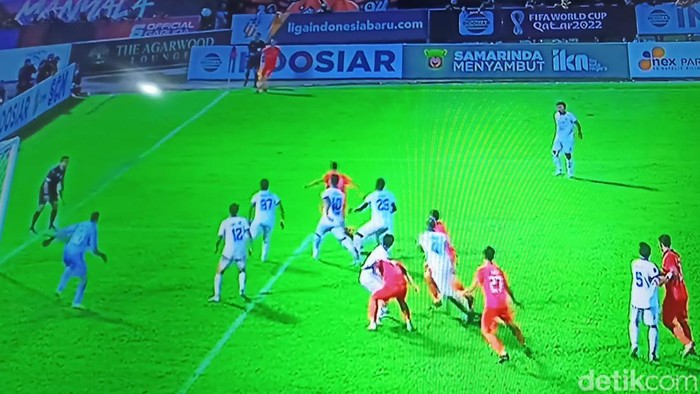 Salah satu peluang Borneo FC yang mampu dihalau Arema FC