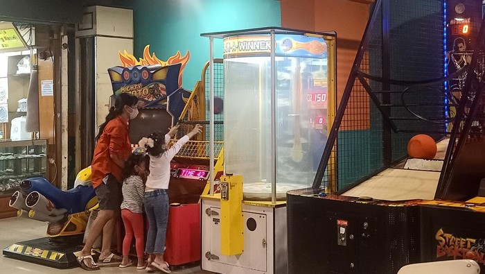 Salah satu pengunjung Tiara Dewata, Ni Made Dian Kusyawati ketika mengajak anak-anaknya bermain di arena bermain pada Sabtu (16/7/2022).