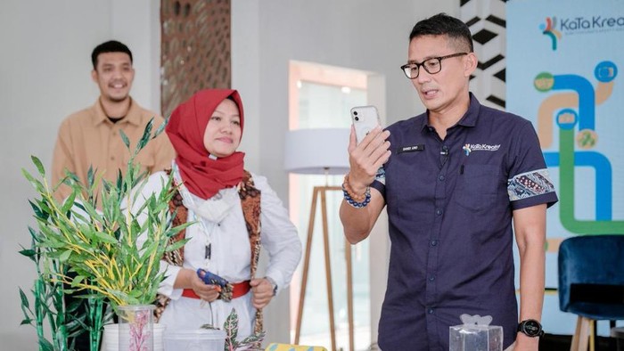 Menteri Pariwisata dan Ekonomi Kreatif (Menparekraf) RI Sandiaga Salahuddin Uno mendukung pengembangan produk ekonomi kreatif berupa kerajinan limbah plastik di Desa Tegal Wangi, Kecamatan Grogol, Kota Cilegon, Provinsi Banten.