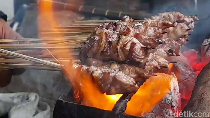 Sate domba sakub di Brebes.