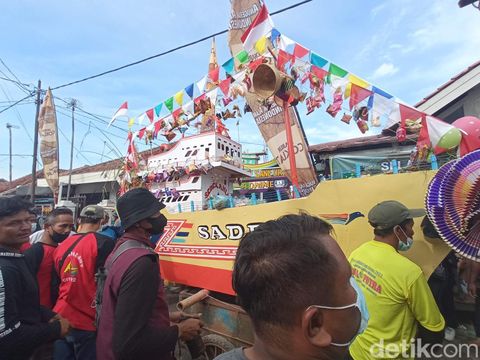Sedekah laut di Desa Citemu, Kabupaten Cirebon.