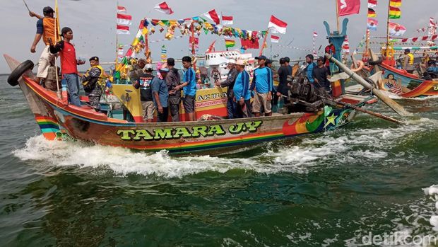 Sedekah laut di Desa Citemu, Kabupaten Cirebon.