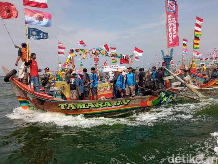 Sedekah laut di Desa Citemu, Kabupaten Cirebon.