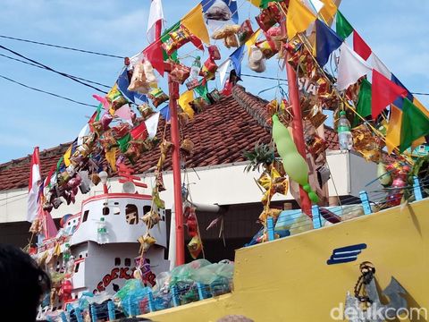 Sedekah laut di Desa Citemu, Kabupaten Cirebon.