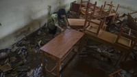 Tampak buku-buku rusak terendam banjir.