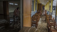 Banjir bandang akibat luapan Sungai Cimanuk saat intensitas curah hujan yang tinggi pada Jumat (15/7) kemarin mengakibatkan sejumlah sekolah hingga rumah ibadah rusak berat.