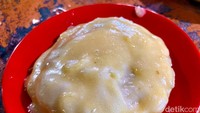 Serabi durian ini menjadi andalannya. Toppingnya terbuat dari 100% durian asli yang rasanya legit. Foto: detikFood/Yenny Mustika Sari