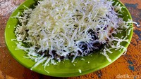 Kalau tak menyukai durian, bisa memesan serabi dengan topping cokelat keju yang melimpah. Foto: detikFood/Yenny Mustika Sari
