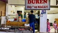 Serabi Duren Ody menawarkan serabi khas Bandung yang empuk lembut. Ada beragam topping dan menu andalannya adalah topping saus durian. Foto: detikFood/Yenny Mustika Sari