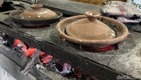 Proses memasak serabinya masih tradisional di atas wajan tanah liat yang dipanaskan di atas arang.  Foto: detikFood/Yenny Mustika Sari