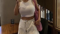 Lewat Instagramnya, Joanna kerap membagikan momen seksinya saat kulineran. Dari makan donat hingga mie instan.  Foto: Instagram @dj.joana