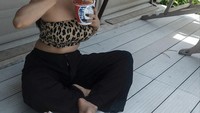 Hobi makan mie instan, DJ Joanna pamer foto tengah makan mie instan cup dengan gaya menawannya saat tengah berlibur.Foto: Instagram @dj.joana
