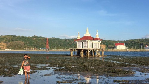 Suasana Makam Keramat Lembar di tengah laut Pantai Lembar, Desa Cemare, Kecamatan Lembar, Lombok Barat, NTB, yang dipercaya sebagai makam almarhum Syekh Al-Baghdadi.