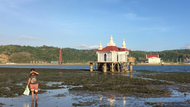 Suasana Makam Keramat Lembar di tengah laut Pantai Lembar, Desa Cemare, Kecamatan Lembar, Lombok Barat, NTB, yang dipercaya sebagai makam almarhum Syekh Al-Baghdadi. Suasana Makam Keramat Lembar di tengah laut Pantai Lembar, Desa Cemare, Kecamatan Lembar, Lombok Barat, NTB, yang dipercaya sebagai makam almarhum Syekh Al-Baghdadi.