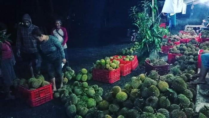Suasana Pasar Buah Batanduren di Desa Belimbing, Kecamatan Pupuan, yang menjadi salah satu tempat petani durian menjual hasil kebunnya, Sabtu (16/7/2022).