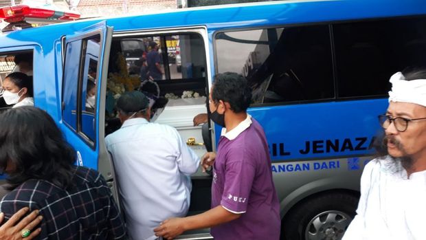 Suasana pemberangkatan jenazah Jemek Supardi dari PUKJ, Kasihan, Bantul, Minggu (17/7/2022).