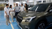 Hadir dalam acara tersebut Arie Christopher, Chief Operating Officer Subaru Indonesia didampingi Paula Dewiyanti, Presiden Direktur Subaru Indonesia saat serah terima perdana unit the all-new Subaru Forester di Plaza Subaru Alam Sutera. all-new Subaru Forester ini juga menawarkan 8 (delapan) pilihan warna eksterior; Horizon Blue Pearl, Crystal Black Silica, Crimson Red Pearl, Crystal White Pearl, Magnetite Gray Metallic, Autumn Green Metallic, Ice Silver Metallic, dan Brilliant Bronze Metallic.