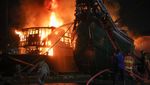 Tengah Bersandar di Pelabuhan Kalimas, Kapal Kargo Hangus Terbakar
