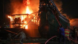 Tengah Bersandar di Pelabuhan Kalimas, Kapal Kargo Hangus Terbakar