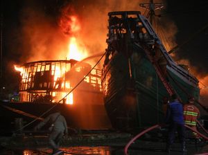Tengah Bersandar di Pelabuhan Kalimas, Kapal Kargo Hangus Terbakar