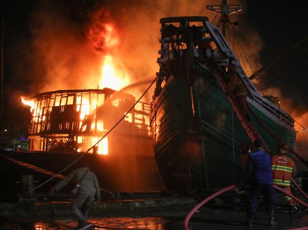 Tengah Bersandar di Pelabuhan Kalimas, Kapal Kargo Hangus Terbakar