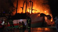 Sebanyak 15 kendaraan pemadam kebakaran dari Dinas Pemadam Kebakaran Kota Surabaya serta PT Pelabuhan Indonesia (Persero) dikerahkan untuk memadamkan api.