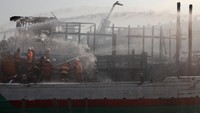 Ada dua kapal kargo yang terbakar ketika sedang bersandar di pelabuhan itu.