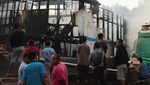 Tengah Bersandar di Pelabuhan Kalimas, Kapal Kargo Hangus Terbakar