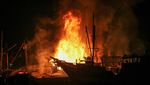 Tengah Bersandar di Pelabuhan Kalimas, Kapal Kargo Hangus Terbakar