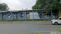 Foto: Peristiwa ini terjadi pada Sabtu (16/7/2022) malam, sekitar pukul 22.00 WIB. Kasi Laka Polda Metro Jaya Kompol Edi Purwanto mengatakan awalnya bus TransJakarta berhenti di Halte Kramat Sentiong untuk menurunkan korban (Karin Nur Secha/detikcom)