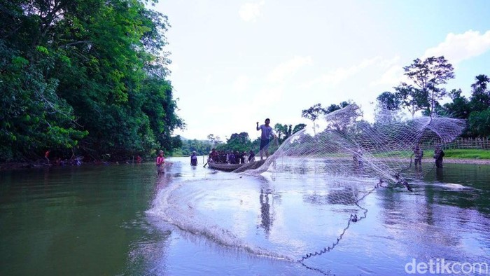 Tradisi bongkar lubuk larangan di Kampar, Riau.