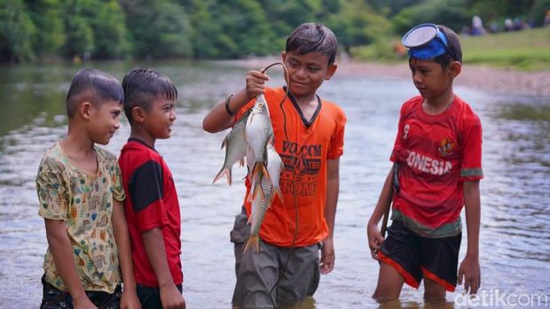 Tradisi bongkar lubuk larangan di Kampar, Riau.