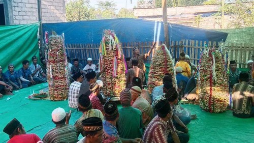 Tradisi sunat adat yang masih terjaga kelestariannya di Desa Saneo, Kecamatan Woja, Kabupaten Dompu, NTB.